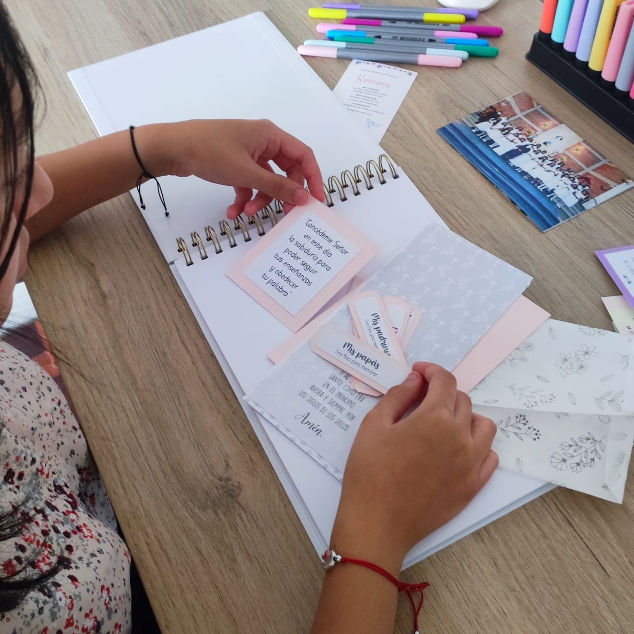 Regalos de Primera Comunión perfectos: Preservar momentos preciosos en el álbum de fotos de un niño